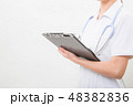 クリップボードに書く若い看護師 48382836