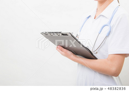 クリップボードに書く若い看護師 48382836