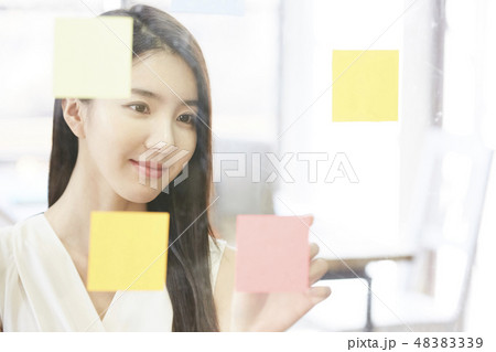 女性　ビジネス 48383339