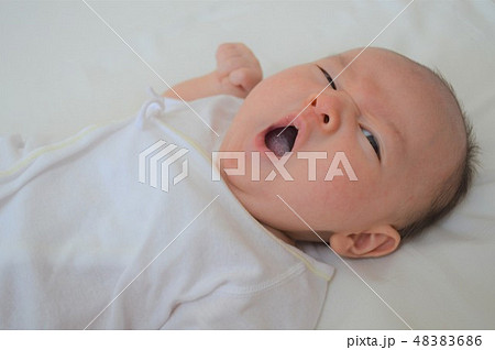 あくびする赤ちゃんの写真素材 4686
