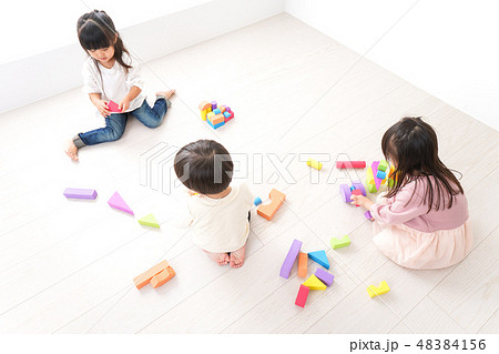 ブロックで遊ぶ子どもたち 48384156
