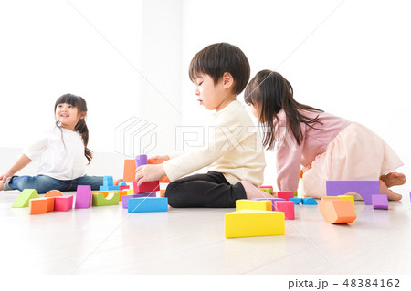 ブロックで遊ぶ子どもたち ブロックで遊ぶ子どもたち 48384162