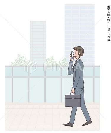 外まわりのビジネスマンとスマホ 48385066