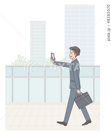 外まわりのビジネスマンとスマホ 外まわりのビジネスマンとスマホ 48385070