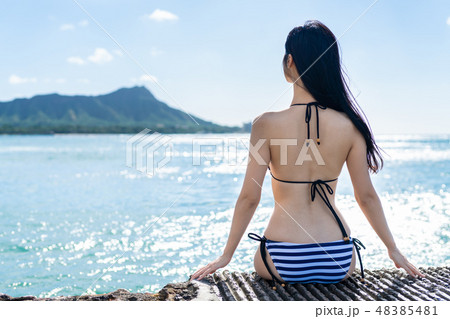 水着の若い女性 水着の若い女性 48385481