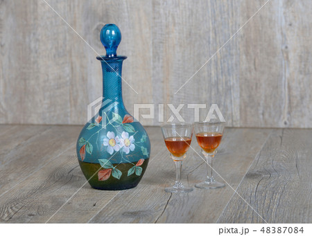 Former decanter with two  glasses with liqueur 48387084