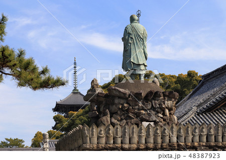 四国霊場第75番札所「善通寺」東院の五重塔を西院の仁王門前から見る 48387923