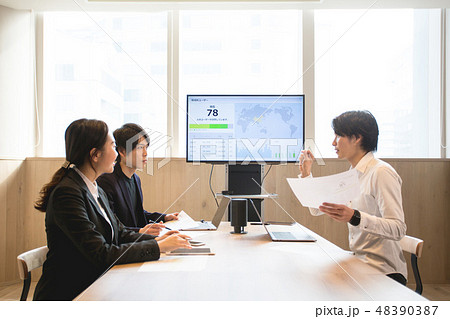 ビジネス　ミーティング　大画面 48390387