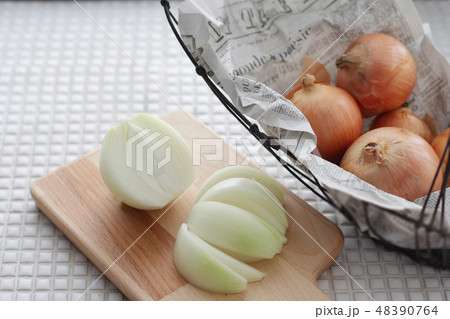白いタイルのキッチンでかごに入っている玉ねぎ 白いタイルのキッチンでかごに入っている玉ねぎ 48390764