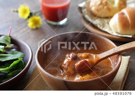 ナチュラルな木の上の野菜と豆のミネストローネのスープ 48391076