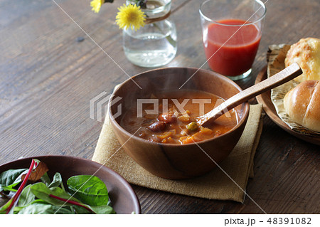 ナチュラルな木の上の野菜と豆のミネストローネのスープ 48391082