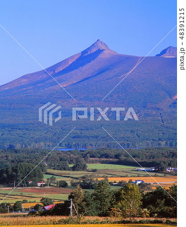 秋の北海道七飯町軍川地区から駒ヶ岳の剣が峰の風景を撮影 48391215
