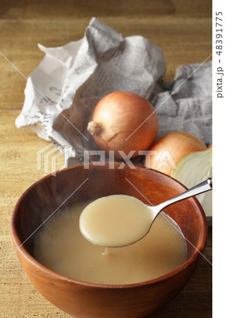 熱々の湯気の上がった玉ねぎのポタージュのスープ 48391775