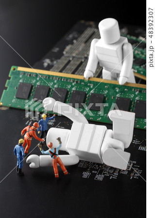 仕事を休みたいことを学んだAIロボットと見つめる作業員 仕事を休みたいことを学んだAIロボットと見つめる作業員 48392307