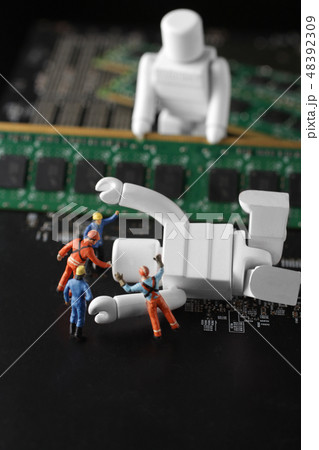 仕事を休みたいことを学んだAIロボットと見つめる作業員 仕事を休みたいことを学んだAIロボットと見つめる作業員 48392309