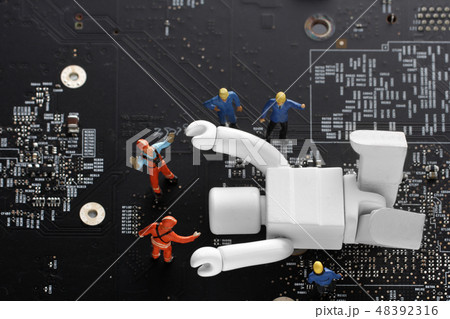 仕事を休みたいことを学んだAIロボットと見つめる作業員 仕事を休みたいことを学んだAIロボットと見つめる作業員 48392316