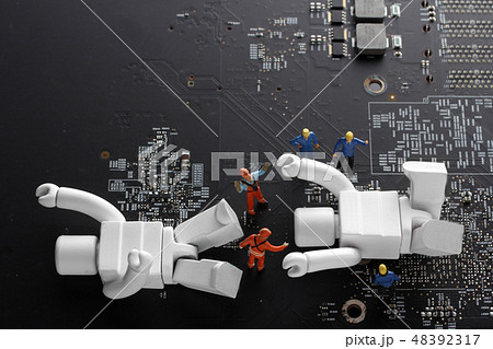 仕事を休みたいことを学んだAIロボットと見つめる作業員 仕事を休みたいことを学んだAIロボットと見つめる作業員 48392317