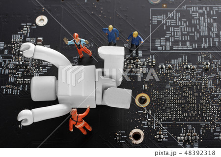 仕事を休みたいことを学んだAIロボットと見つめる作業員 仕事を休みたいことを学んだAIロボットと見つめる作業員 48392318