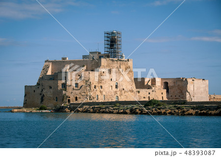 Alfonsino castle in Brindisi at the entrance to the port built in XV-XVI centuries Alfonsino castle in Brindisi at the entrance to the port built in XV-XVI centuries 48393087