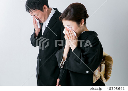 結婚式で感動する両親 結婚式で感動する両親 48393641