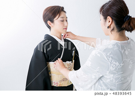 黒留袖の着付け(掛襟) 黒留袖の着付け(掛襟) 48393645