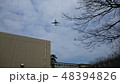 大学校舎の真上の飛行機 48394826