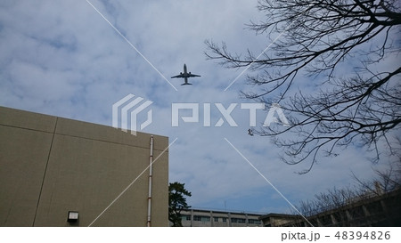 大学校舎の真上の飛行機 48394826