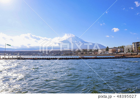 【山梨県】冬の山中湖と富士山 【山梨県】冬の山中湖と富士山 48395027