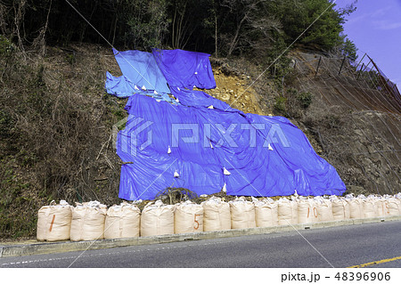 広島　西日本豪雨　がけ崩れ　広島空港近く　国道432号沿い 48396906
