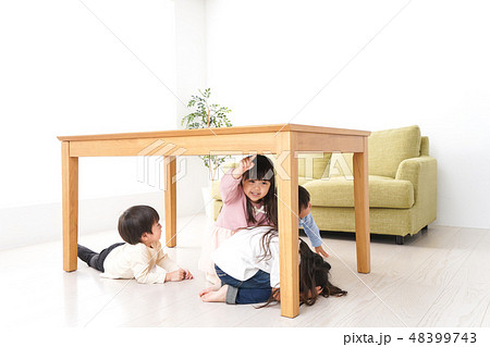 地震から避難をする子どもたち 地震から避難をする子どもたち 48399743