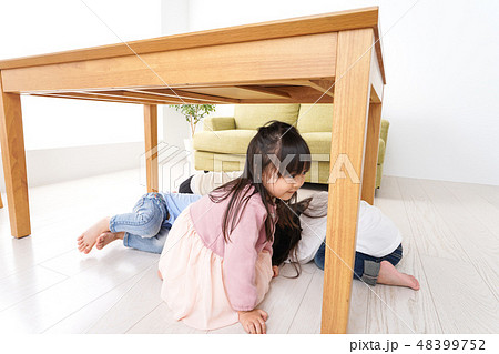 地震から避難をする子どもたち 48399752