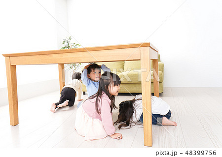 地震から避難をする子どもたち 48399756