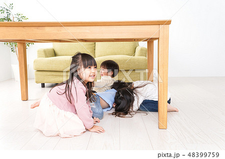 地震から避難をする子どもたち 48399759