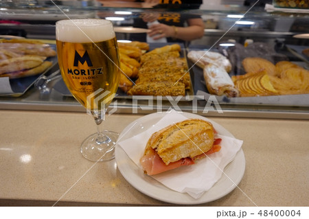 生ハムサンドとビール 48400004