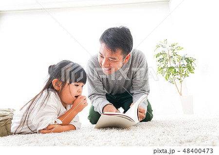 本の読み聞かせをするお父さん 48400473