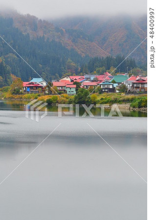 紅葉と大志集落（福島県） 48400997