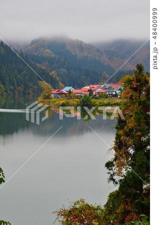 紅葉と大志集落（福島県） 48400999