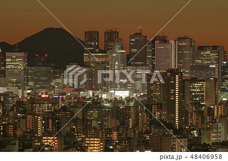 夕暮れの富士山と新宿の摩天楼(東京・文京区シビックセンター・1月) 48406958