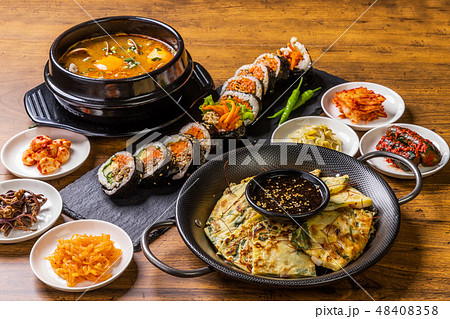 代表的な韓国の料理　typical Korean foods 48408358