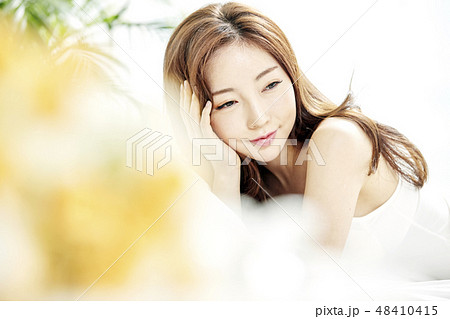 若い女性 女性 女 48410415