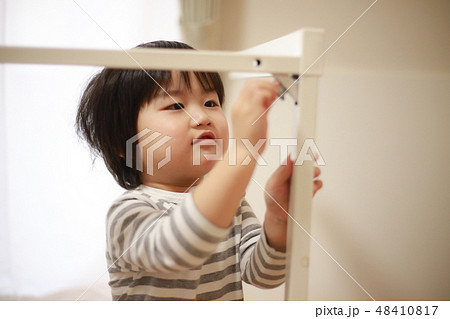 テーブルを組み立てる男の子 48410817