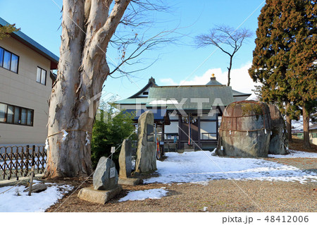 三ツ石神社の境内 48412006