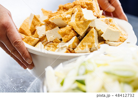 カットした長ネギと厚揚げ・下ごしらえ 48412732