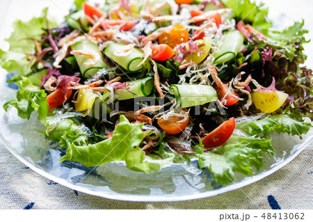 海藻サラダ・じゃこと桜えびのトッピング 48413062