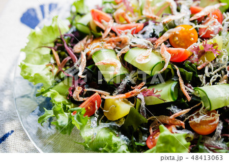 海藻サラダ・じゃこと桜えびのトッピング 48413063