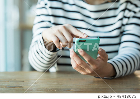 スマホを持つ女性　手元 48413075