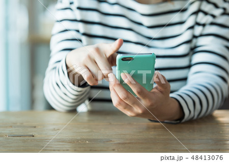 スマホを持つ女性　手元 48413076