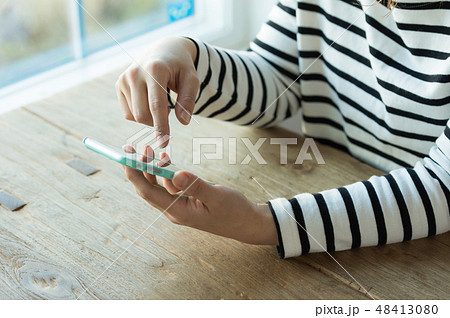 スマホを持つ女性 手元 スマホを持つ女性 手元 48413080