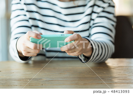 スマホを持つ女性　手元 48413093
