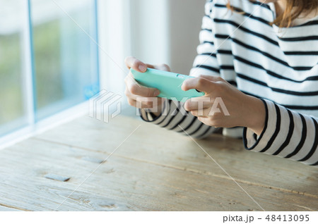 スマホを持つ女性　手元 48413095